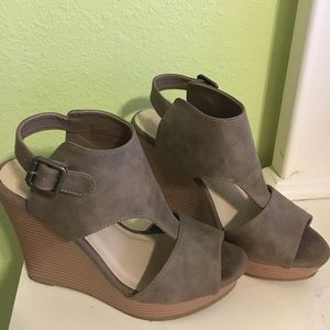 Taupe Maurices wedge